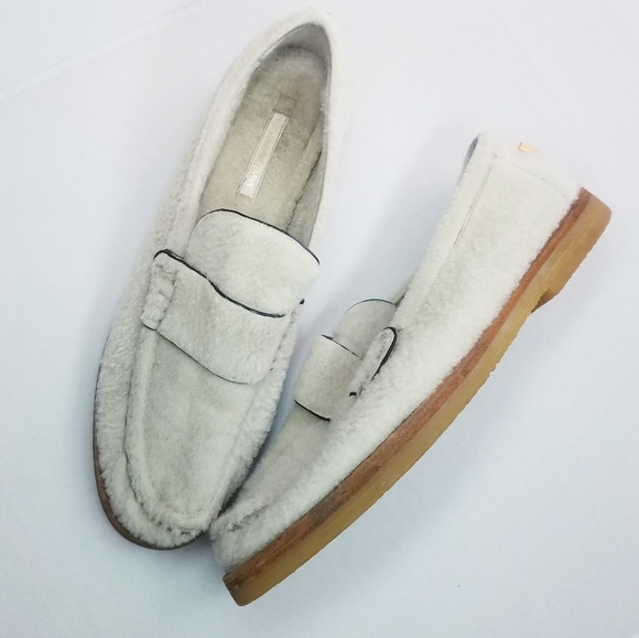 Stuart WeitzmanFuzzy Creme Loafers, size 8